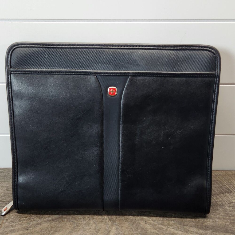 Wenger Executive Business Vinyl Zippered Padfolio - Black 3 ring binder w/calc